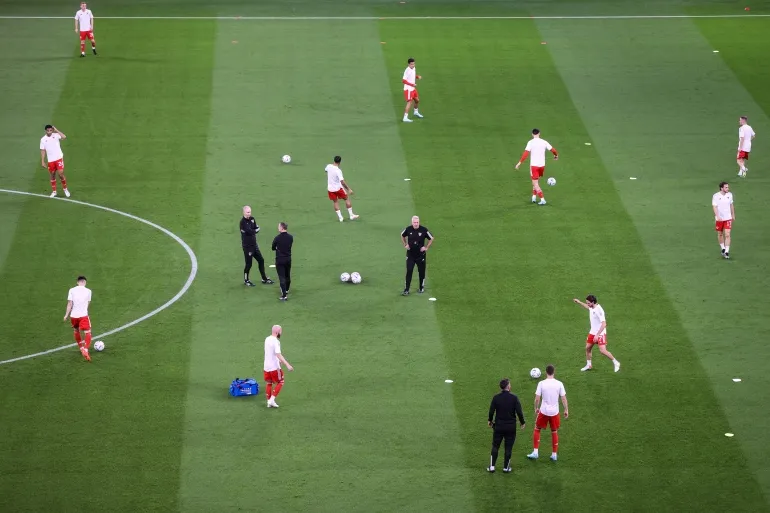 球迷看得手心冒汗